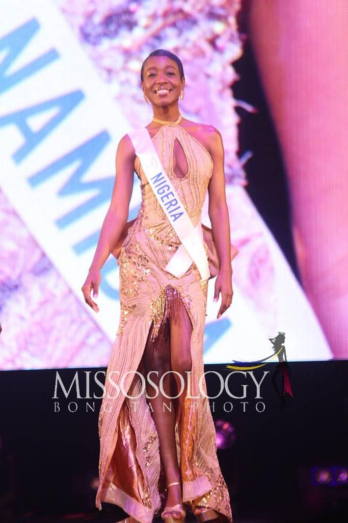 Hai người đẹp Mỹ và Nigeria cùng chọn thiết kế cut-out khoe vòng một táo bạo, nóng bỏng. Cả hai đều không có mặt trong top 15.