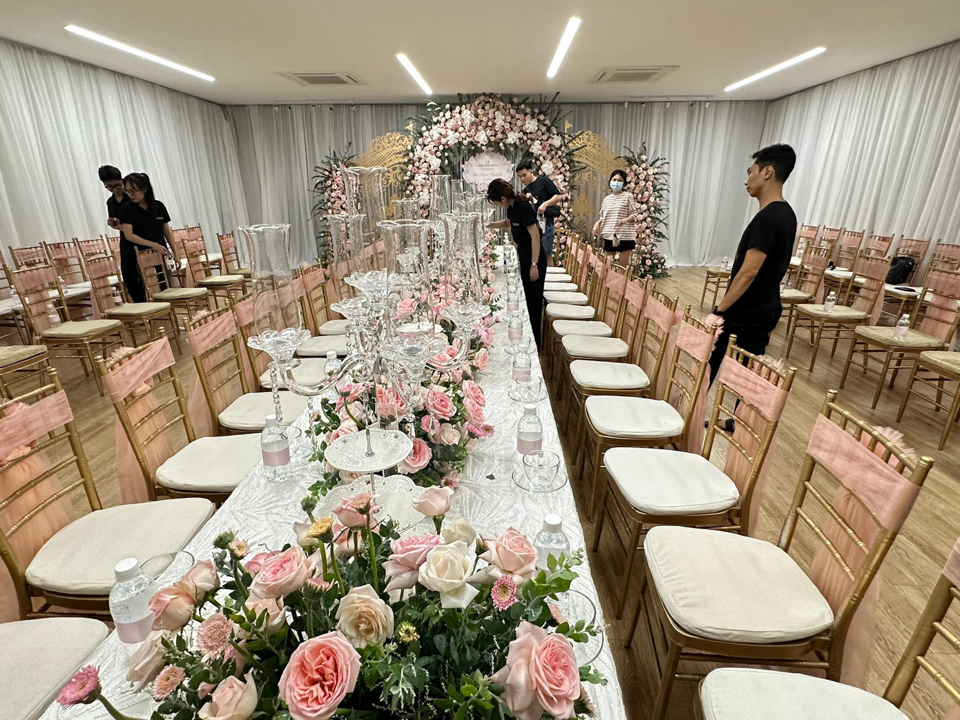 Không gian lễ ăn hỏi và rước dâu của Khánh Thi - Phan Hiển. Không gian lễ ăn hỏi và rước dâu của Khánh Thi - Phan Hiển.