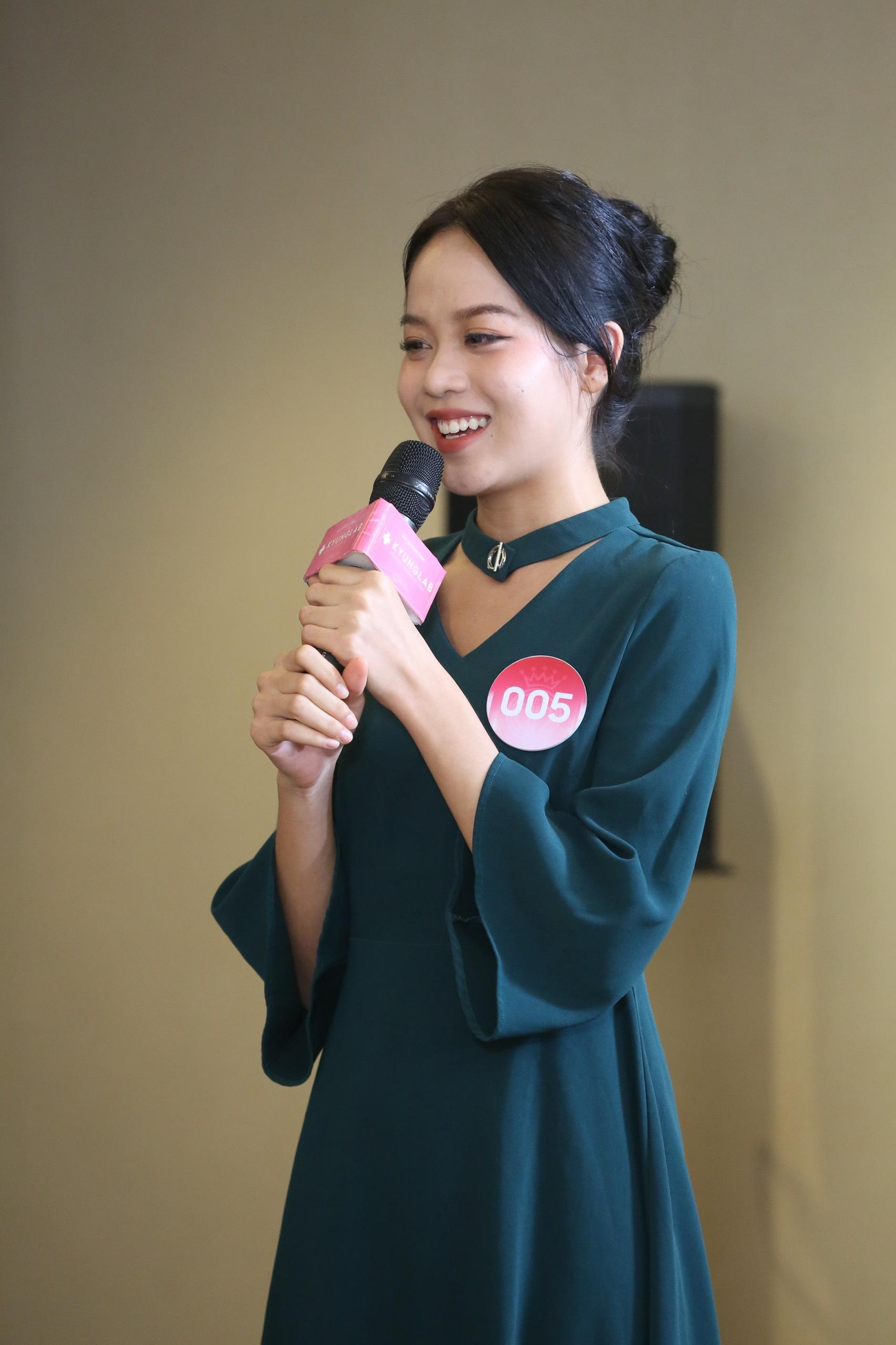 Thí sinh Huỳnh Thị Thanh Thủy - SBD 005 thuyết trình về chủ đề “fan hâm mộ”.