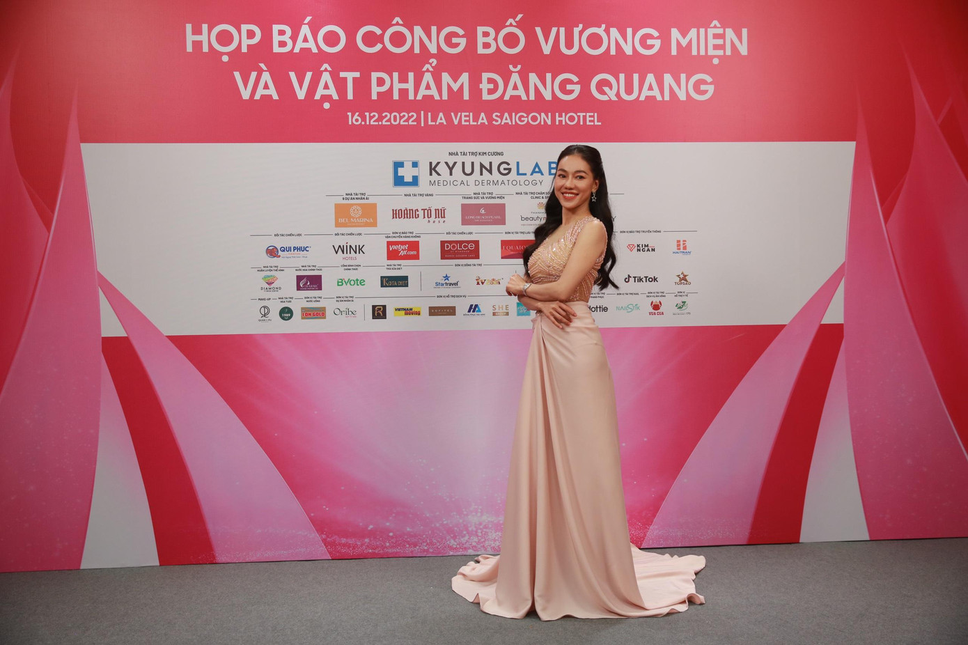 Tổng đạo diễn Hoàng Nhật Nam chính là người cùng lên ý tưởng thiết kế vương miện Hoa hậu Việt Nam 2022. Bà Phạm Kim Dung - Phó trưởng ban tổ chức cuộc thi Hoa hậu Việt Nam chia sẻ háo hức với ý tưởng đậm nét bản sắc văn hóa dân tộc của vương miện cho tân hoa hậu sẽ được hé lộ trong buổi họp báo. Tổng đạo diễn Hoàng Nhật Nam chính là người cùng lên ý tưởng thiết kế vương miện Hoa hậu Việt Nam 2022. Bà Phạm Kim Dung - Phó trưởng ban tổ chức cuộc thi Hoa hậu Việt Nam chia sẻ háo hức với ý tưởng đậm nét bản sắc văn hóa dân tộc của vương miện cho tân hoa hậu sẽ được hé lộ trong buổi họp báo.