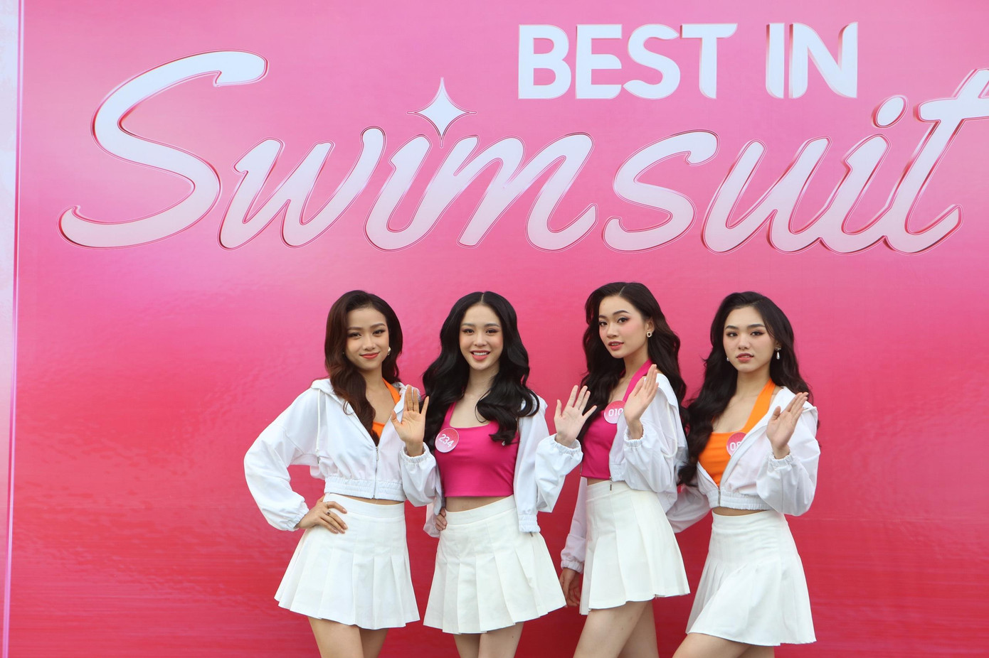 Dàn thí sinh diện trang phục rực rỡ sắc màu đầy năng động và khoẻ khoắn trên thảm đỏ của phần thi Người đẹp biển.