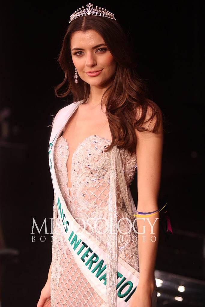 Á hậu 2 thuộc về người đẹp Peru - Tati Calmell. Cô diện bộ váy xẻ ngực kết hợp tua rua đẹp mắt. Nhờ thiết kế này mà người đẹp giành giải thưởng phụ váy dạ hội đẹp nhất trong đêm chung kết.