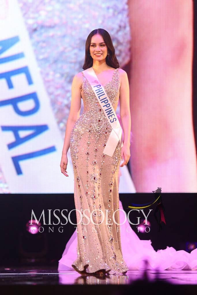 Kết quả đêm chung kết Hoa hậu Quốc tế 2022 khiến nhiều người ngỡ ngàng khi người đẹp Mexico không có tên trong top 15, trong khi đó người đẹp Philippines không vào top 8. Cả hai người đẹp đều mang lên sân khấu đêm chung kết những bộ váy dạ hội đẹp mắt. Mexico diện thiết kế ánh bạc với những dây ngọc trai ở hai bên vai trong khi đó Phillipnes mặc thiết kế xuyên thấu đính đá quyến rũ.