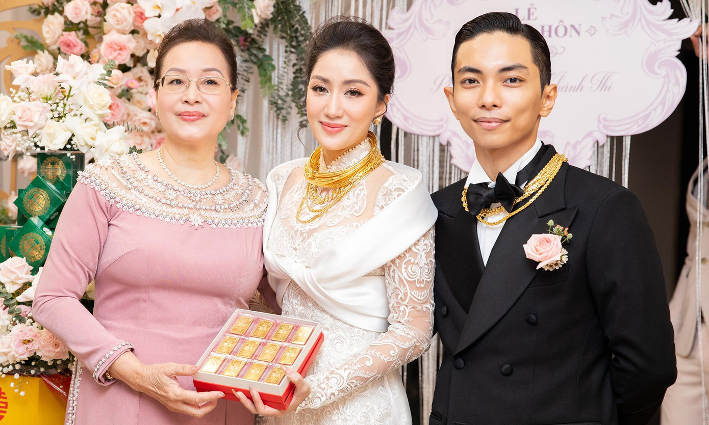 Khoảnh khắc xúc động nhất của buổi lễ ăn hỏi là khi mẹ của Khánh Thi phát biểu và trao quà cho vợ chồng con gái. Bà rớt nước mắt cho biết đã mong chờ ngày này từ rất lâu và cảm kích trước sự chào đón của gia đình Phan Hiển.