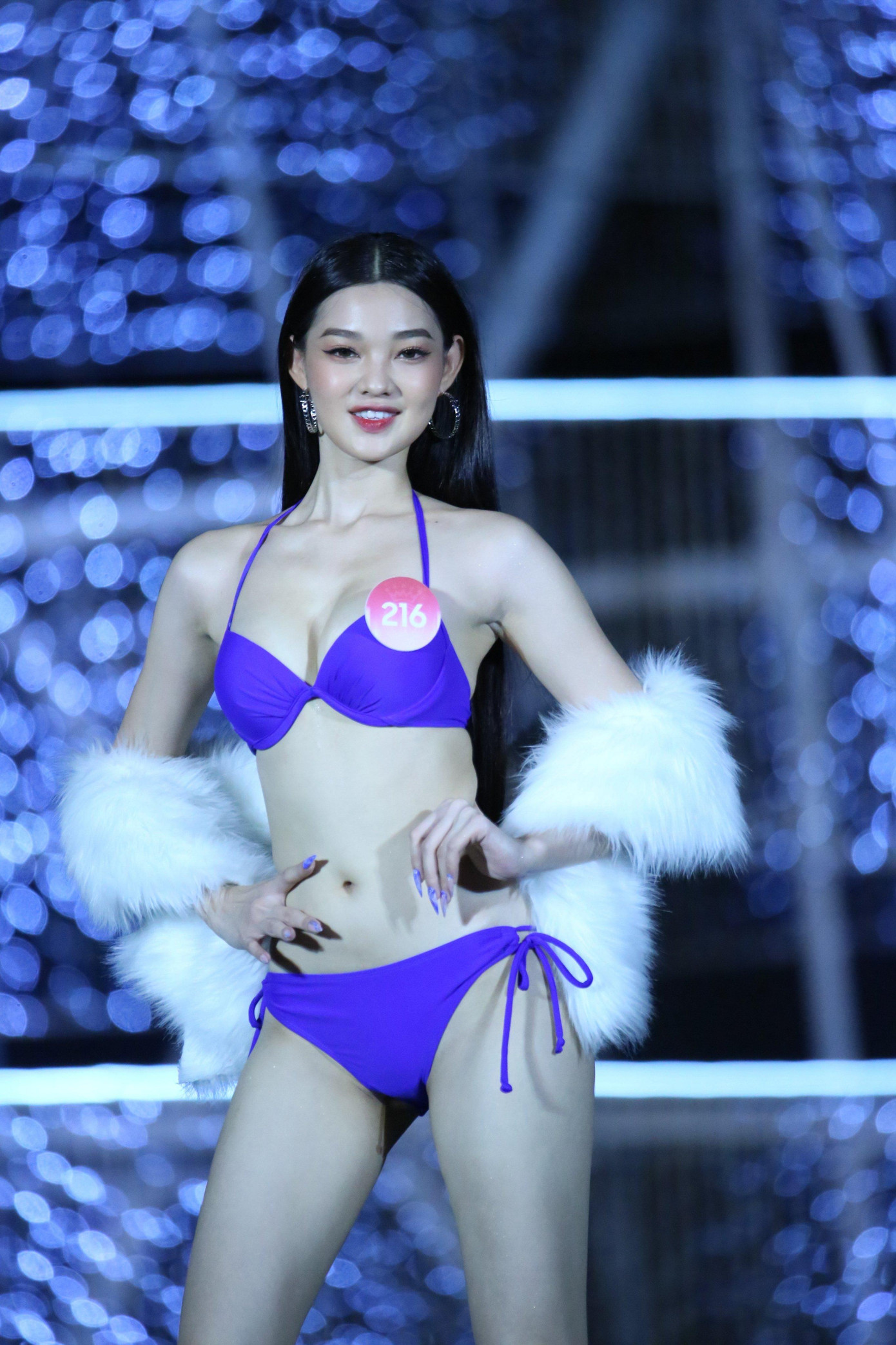 Trần Thị Bé Quyên (SBD 216) 21 tuổi, quê Bến Tre. Cô cao 1,74 m, nặng 50 kg, số đo ba vòng 77-57-93 cm.