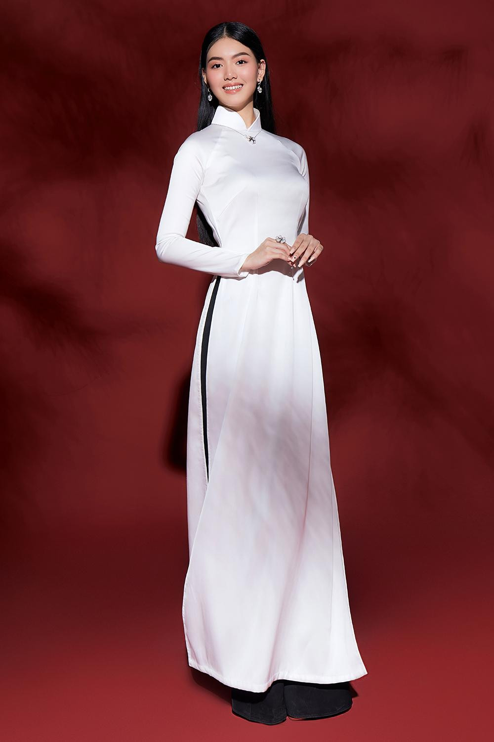 Trong mỗi shoot hình, các thí sinh ghi điểm với thần thái rạng rỡ, nụ cười ngọt ngào, duyên dáng.