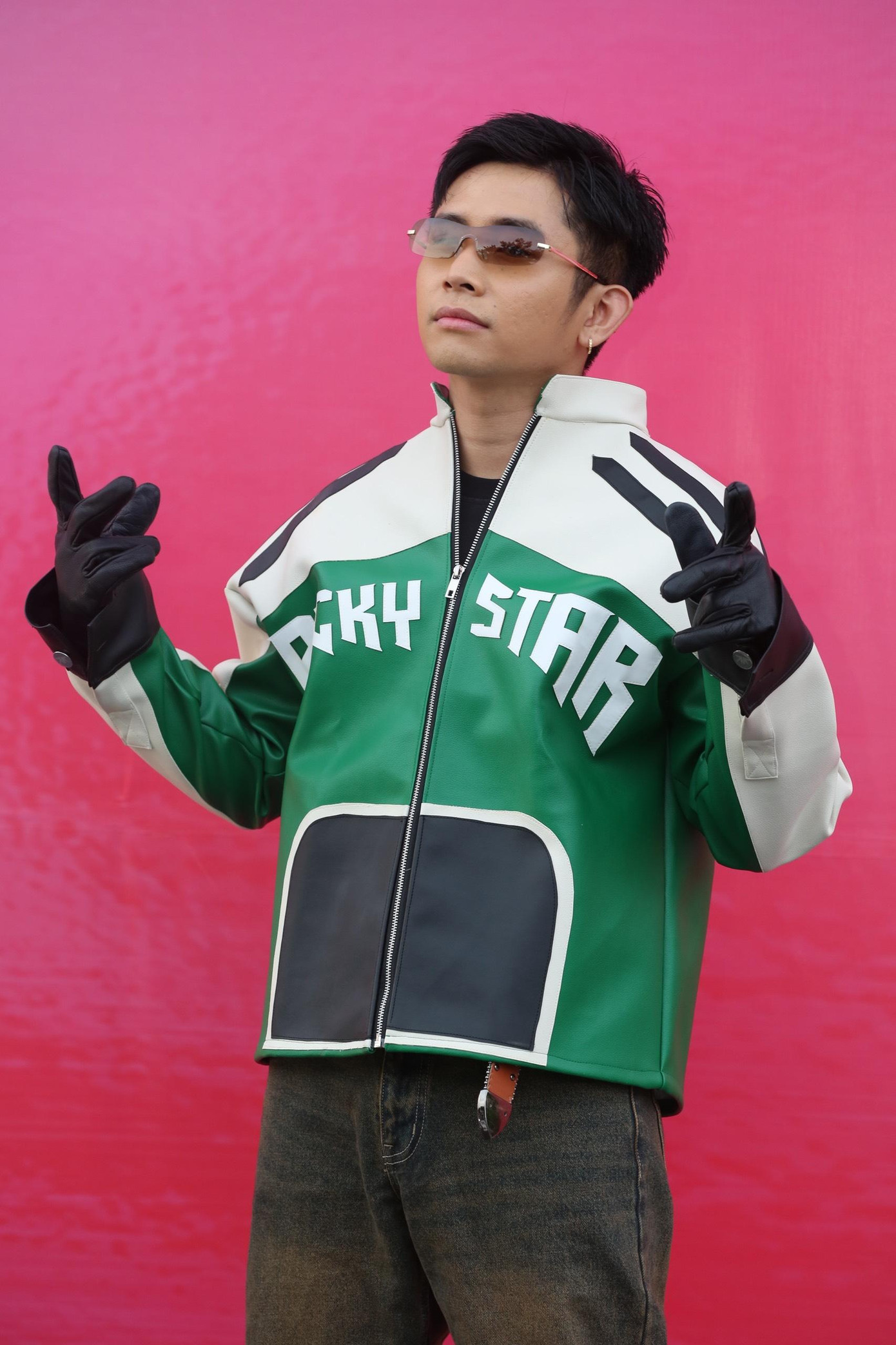 Rapper Ricky Star cá tính với trang phục bụi bặm trên thảm đỏ. Anh hứa hẹn có màn biểu diễn sôi động, khuấy động không khí phần thi Người đẹp biển.