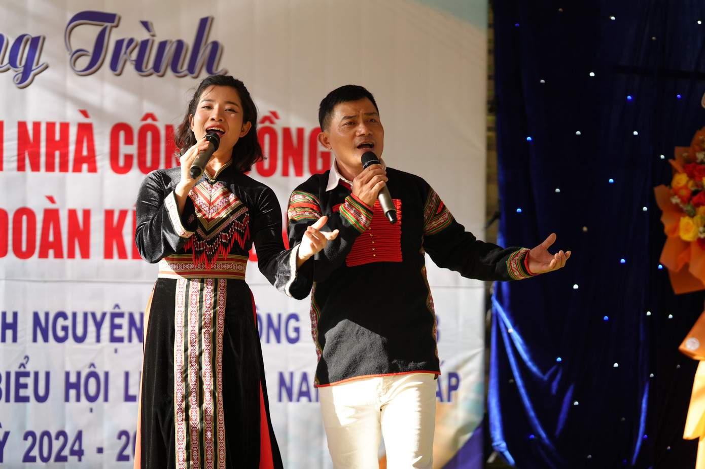 Một tiết mục song ca đặc sắc trong chương trình văn nghệ Một tiết mục song ca đặc sắc trong chương trình văn nghệ