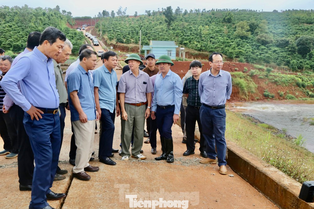 Đoàn công tác Trung ương do Thứ trưởng Bộ NN&PTNT Nguyễn Hoàng Hiệp dẫn đầu vào kiểm tra sự cố nứt gãy ở hồ Đắk N'Ting, Đắk Nông Đoàn công tác Trung ương do Thứ trưởng Bộ NN&PTNT Nguyễn Hoàng Hiệp dẫn đầu vào kiểm tra sự cố nứt gãy ở hồ Đắk N'Ting, Đắk Nông