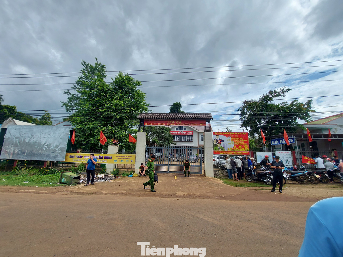 Trước đó, như Tiền Phong đưa tin, rạng sáng 11/6, một nhóm người chưa xác định danh tính dùng súng tấn công trụ sở Công an xã Ea Tiêu và Ea Ktur (huyện Cư Kuin) làm chết và bị thương một số cán bộ công an xã, cán bộ xã và người dân.