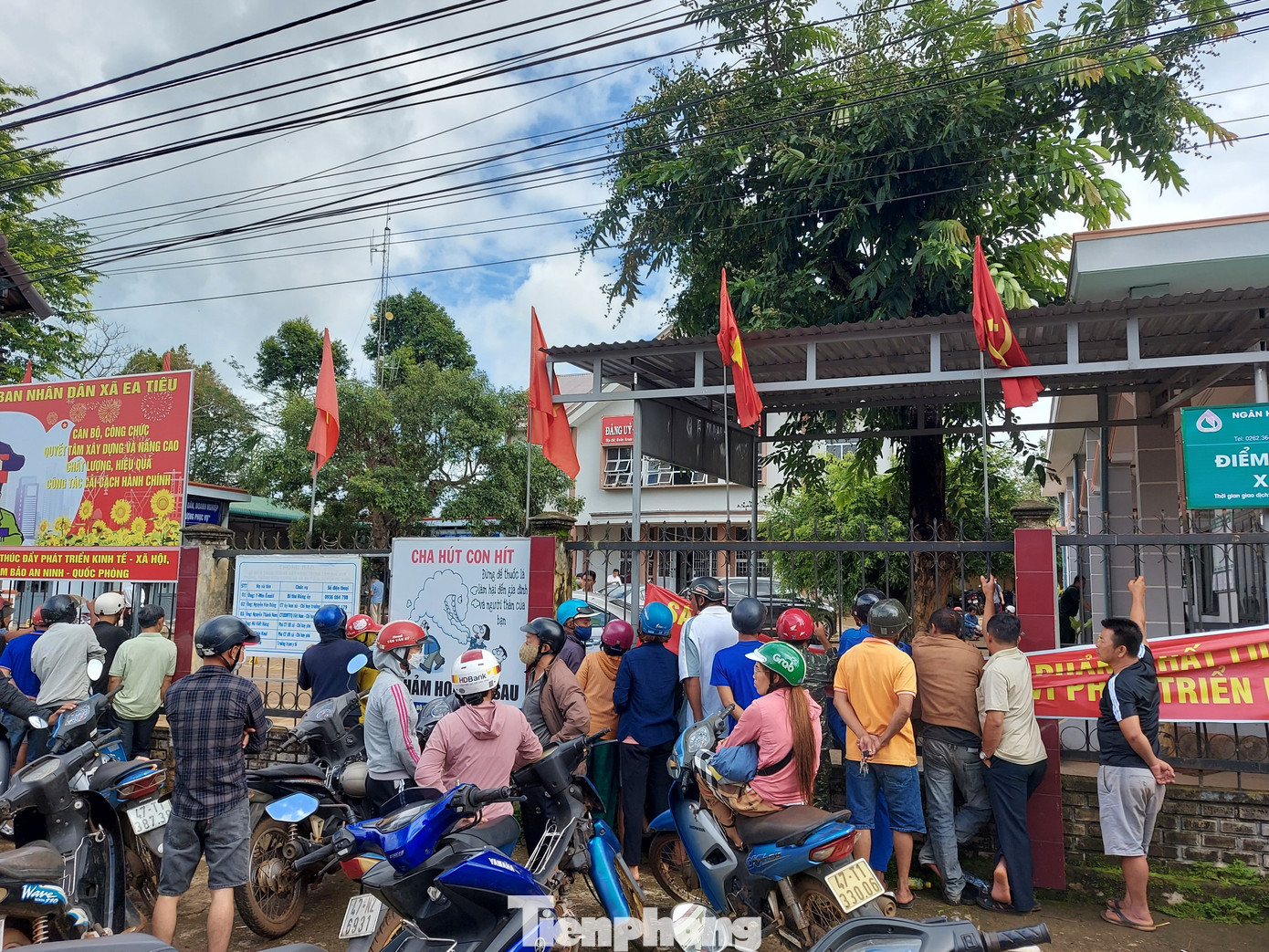 Một số người dân hiếu kỳ đứng ngoài trụ sở UBND xã Ea Tiêu theo dõi sự việc. Sau đó được công an giải tán.