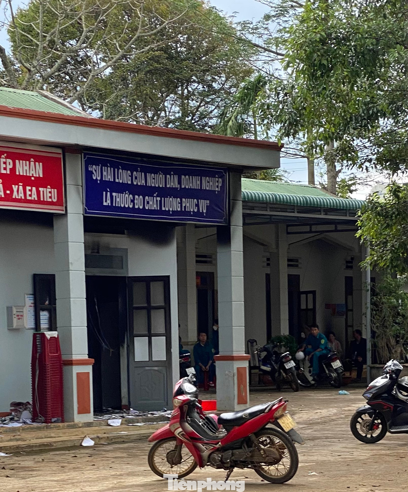 Bên trong trụ sở UBND xã Ea Tiêu