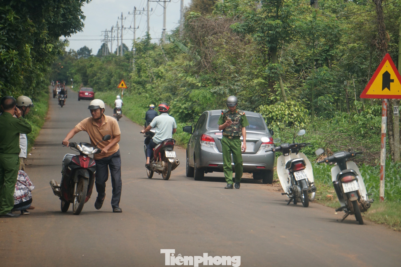 Đoạn đầu đường vào trụ sở UBND xã Ea Tiêu - nơi bị nhóm đối tượng nổ súng làm nhiều người bị thương.