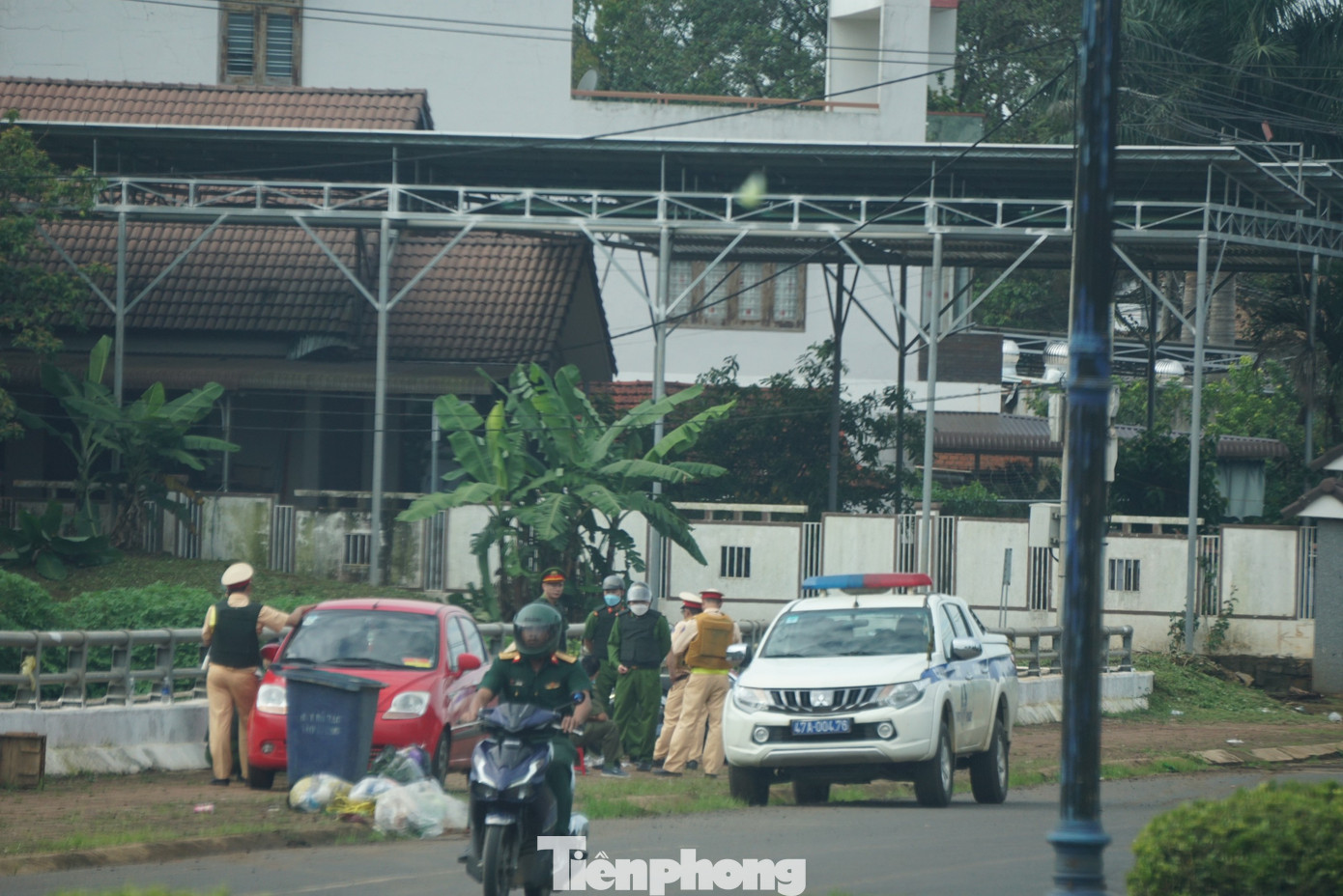 Các lực lượng Công an, Quân đội cùng phối hợp chốt chặn trên những tuyến đường trọng yếu