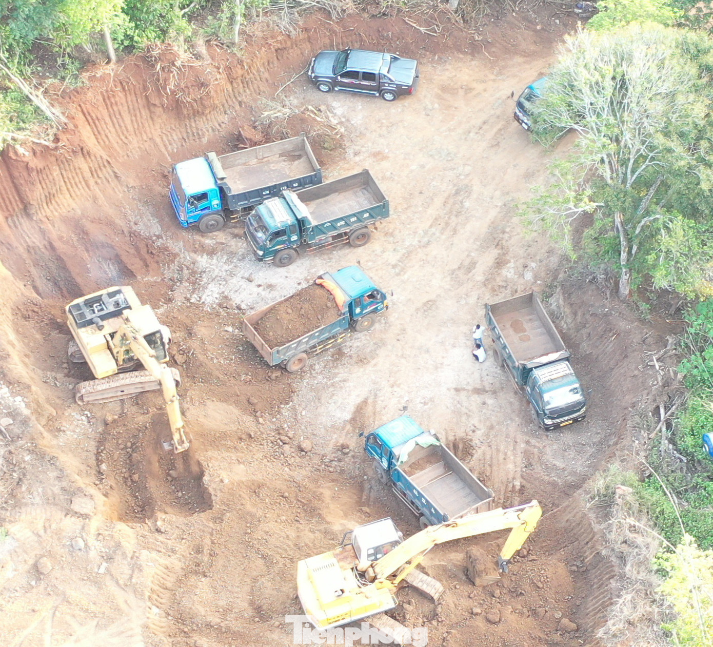 Các phương tiện thay nhau đào múc, chở đất đi đổ để thi công đường tránh Đông TP.Buôn Ma Thuột, Đắk Lắk Các phương tiện thay nhau đào múc, chở đất đi đổ để thi công đường tránh Đông TP.Buôn Ma Thuột, Đắk Lắk