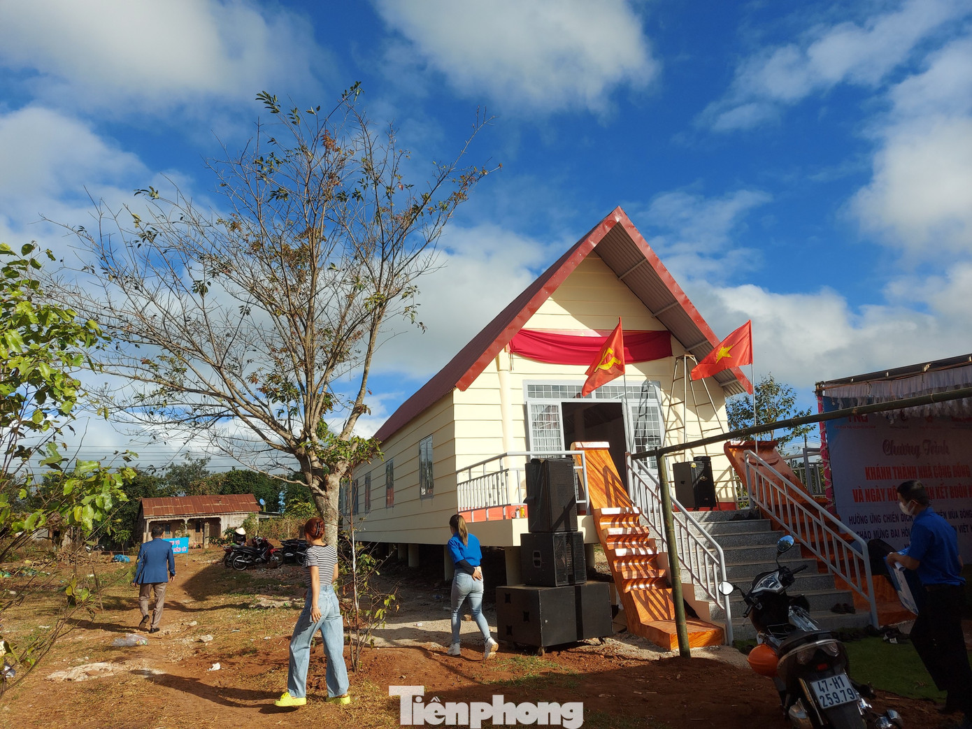 Nhà cộng đồng buôn Kđoh được khánh thành trị giá hơn 400 triệu đồng sau 2 tháng khởi công, do Tập đoàn TNG làm chủ đầu tư.