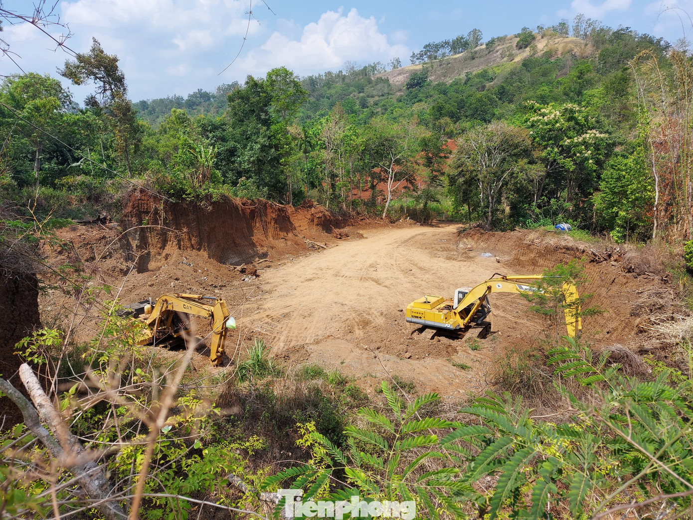 Đất đai được dọn sạch sau khi múc. Đất đai được dọn sạch sau khi múc.