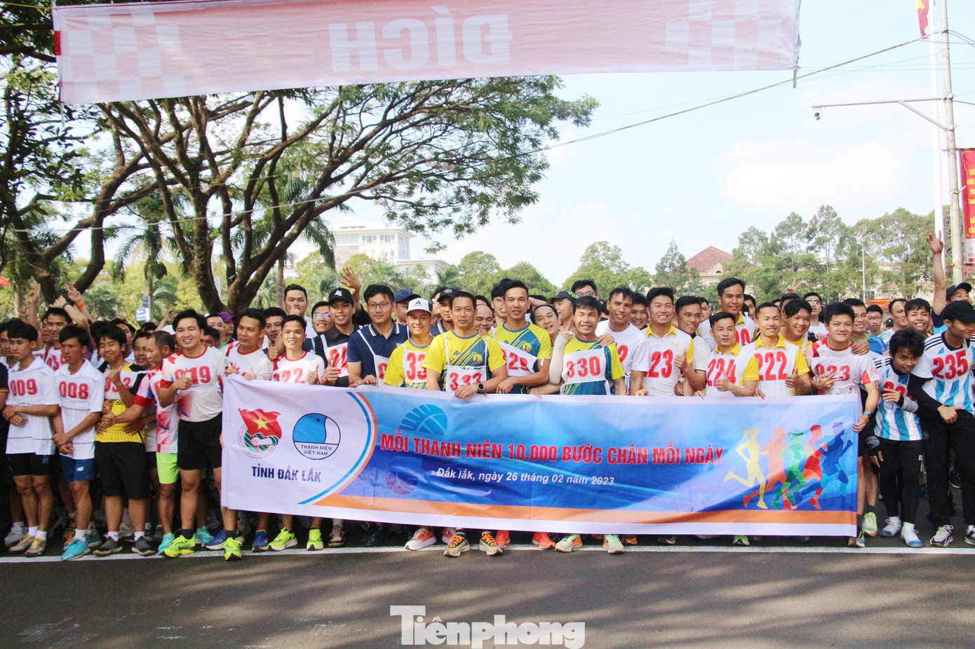 Các vận động viên giơ cao băng rôn "Mỗi thanh niên 10.000 bước chân mỗi ngày" tại vạch xuất phát.