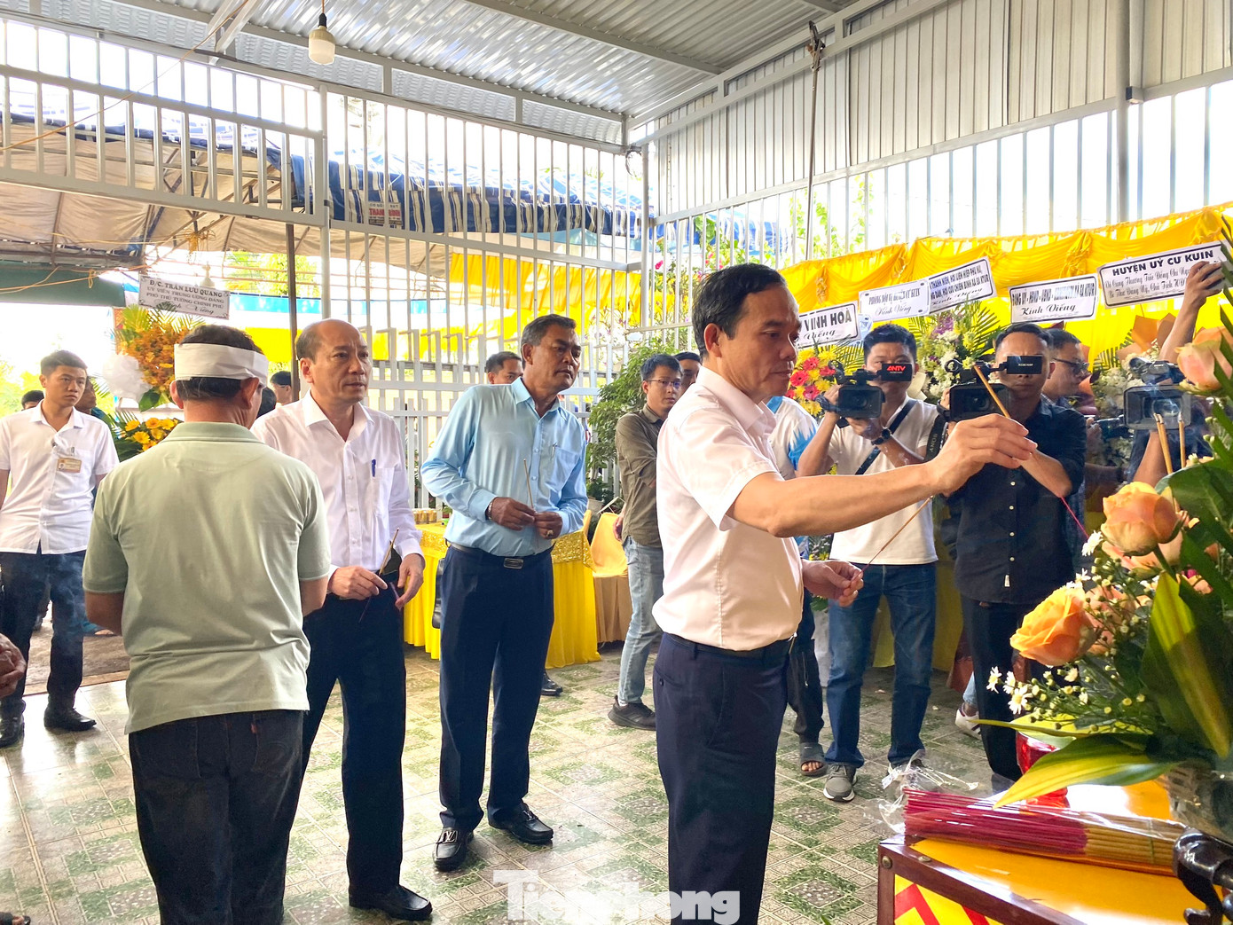 Phó Thủ tướng Trần Lưu Quang cùng lãnh đạo tỉnh Đắk Lắk thăm viếng, chia buồn với gia đình các nạn nhân tử vong trong vụ việc. Phó Thủ tướng Trần Lưu Quang cùng lãnh đạo tỉnh Đắk Lắk thăm viếng, chia buồn với gia đình các nạn nhân tử vong trong vụ việc.