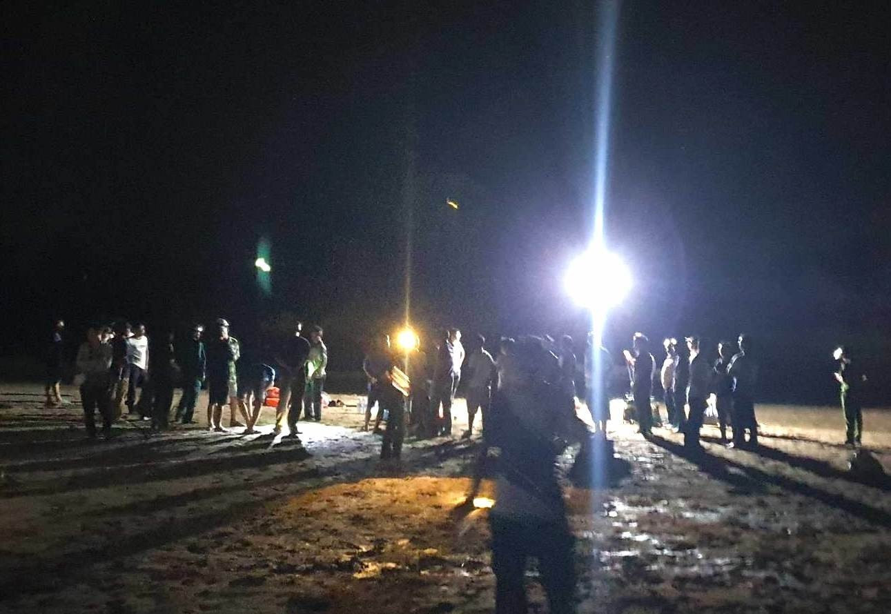 Lực lượng chức năng huyện tìm kiếm N. ở dưới chân cầu xã Ia Rmok