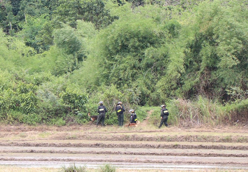 Lực lượng công an vẫn đang truy bắt các đối tượng còn lại. (Ảnh: Phan Dũng/TTXVN)