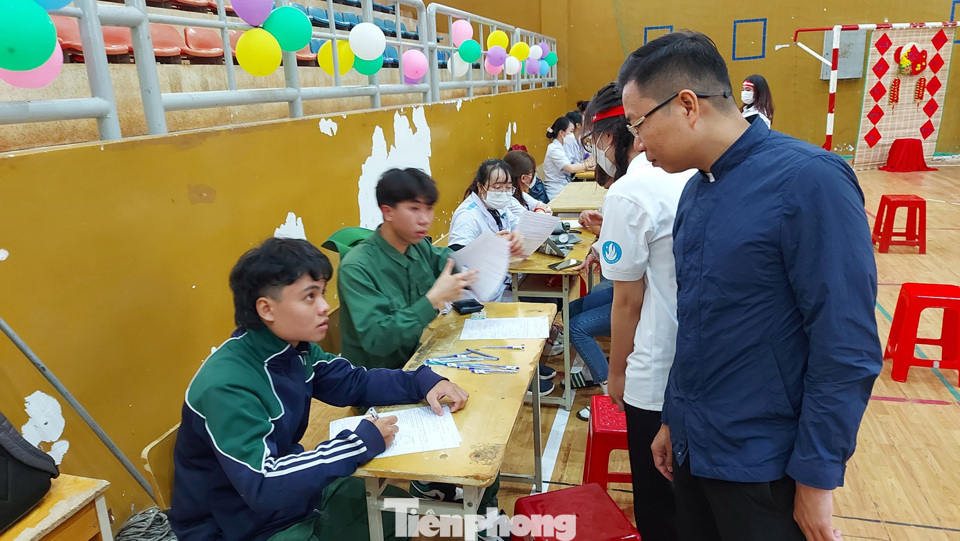 Một số sinh viên vừa học xong môn Giáo dục Quốc phòng chạy đến hiến máu Một số sinh viên vừa học xong môn Giáo dục Quốc phòng chạy đến hiến máu