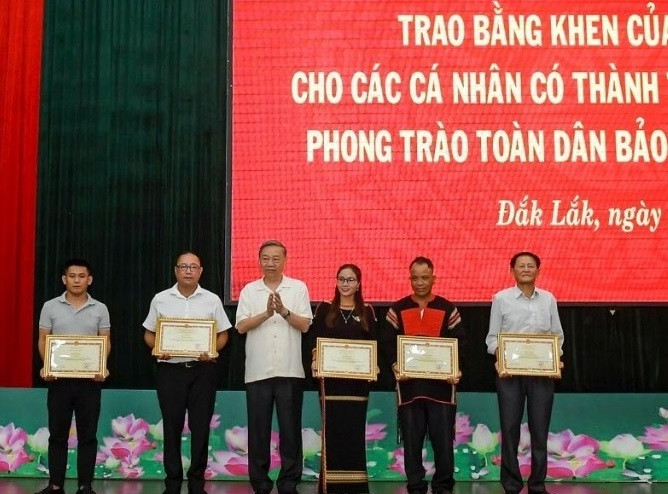 Bộ trưởng Bộ Công an tặng bằng khen cho các cá nhân xuất sắc trong phong trào toàn dân bảo vệ an ninh Tổ quốc Bộ trưởng Bộ Công an tặng bằng khen cho các cá nhân xuất sắc trong phong trào toàn dân bảo vệ an ninh Tổ quốc