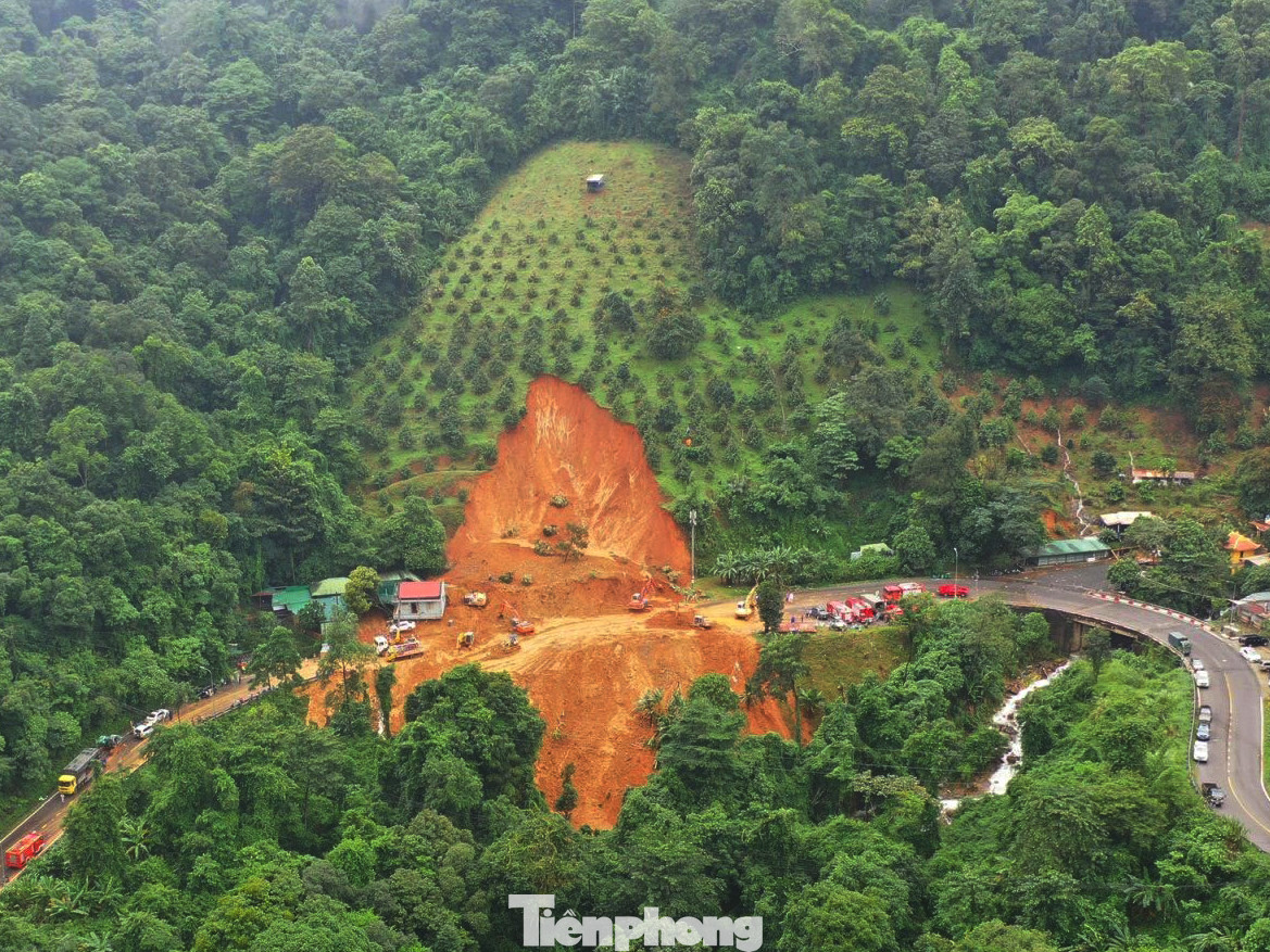 Toàn cảnh hiện trường vụ sạt lở làm 3 CSGT và anh Ngọc Anh thiệt mạng Toàn cảnh hiện trường vụ sạt lở làm 3 CSGT và anh Ngọc Anh thiệt mạng