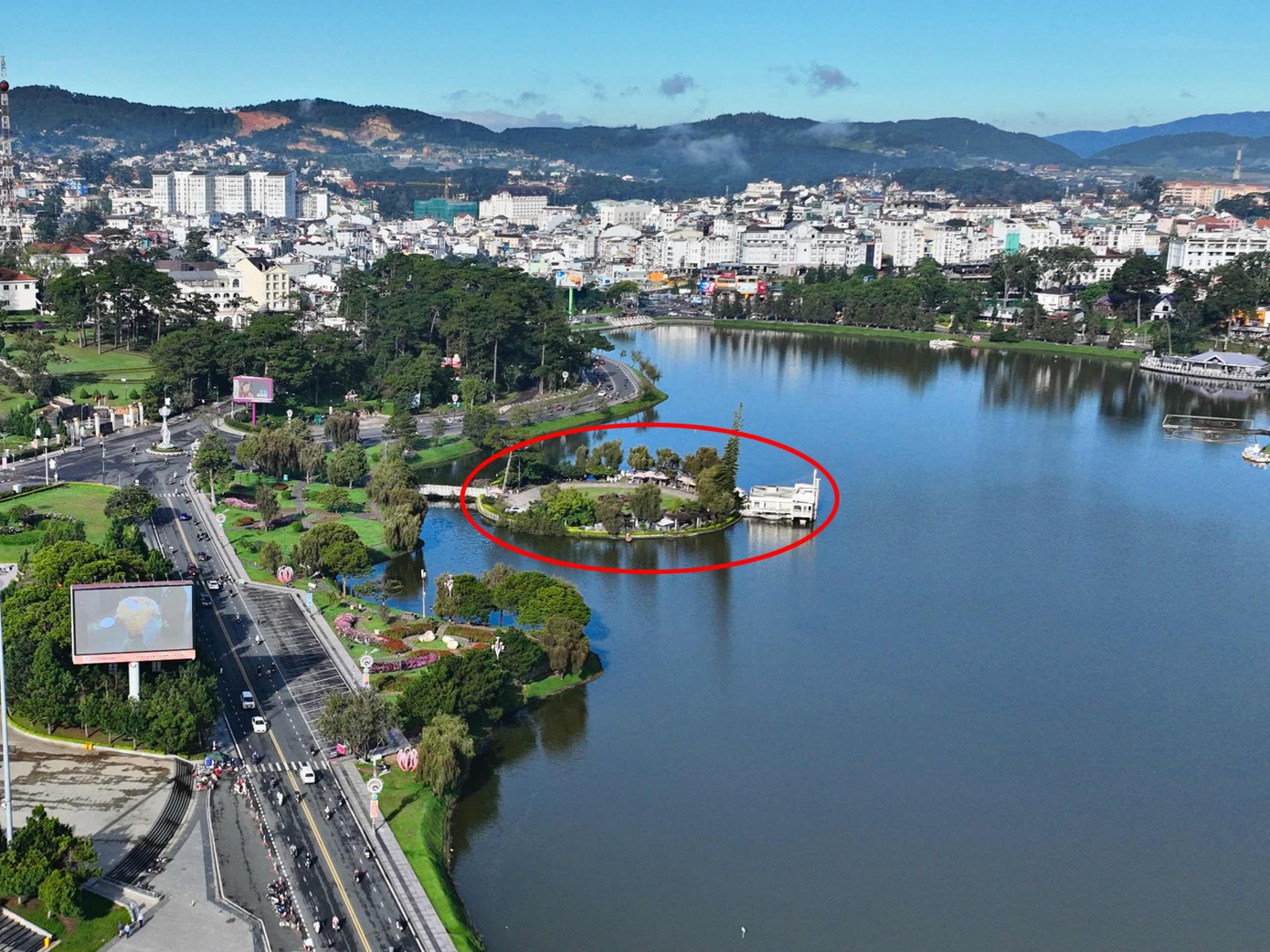 Nhà hàng Thuỷ Tạ nằm ở vị trí vàng của TP. Đà Lạt, Lâm Đồng. Ảnh: CTV.