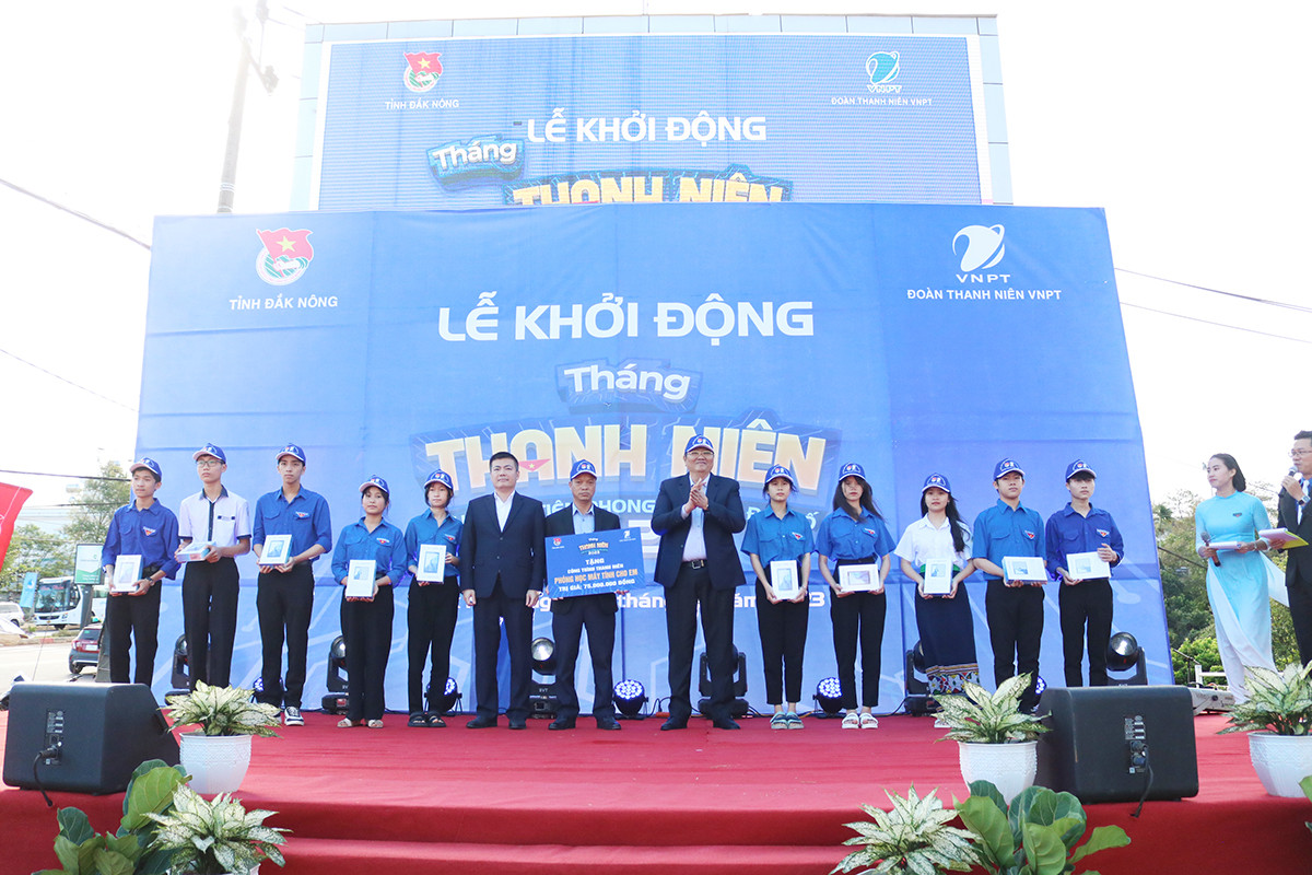 Ông Lê Văn Chiến (thứ 6 từ phải qua)- Phó Chủ tịch thường trực UBND tỉnh, tặng quà cho học sinh giỏi vượt khó