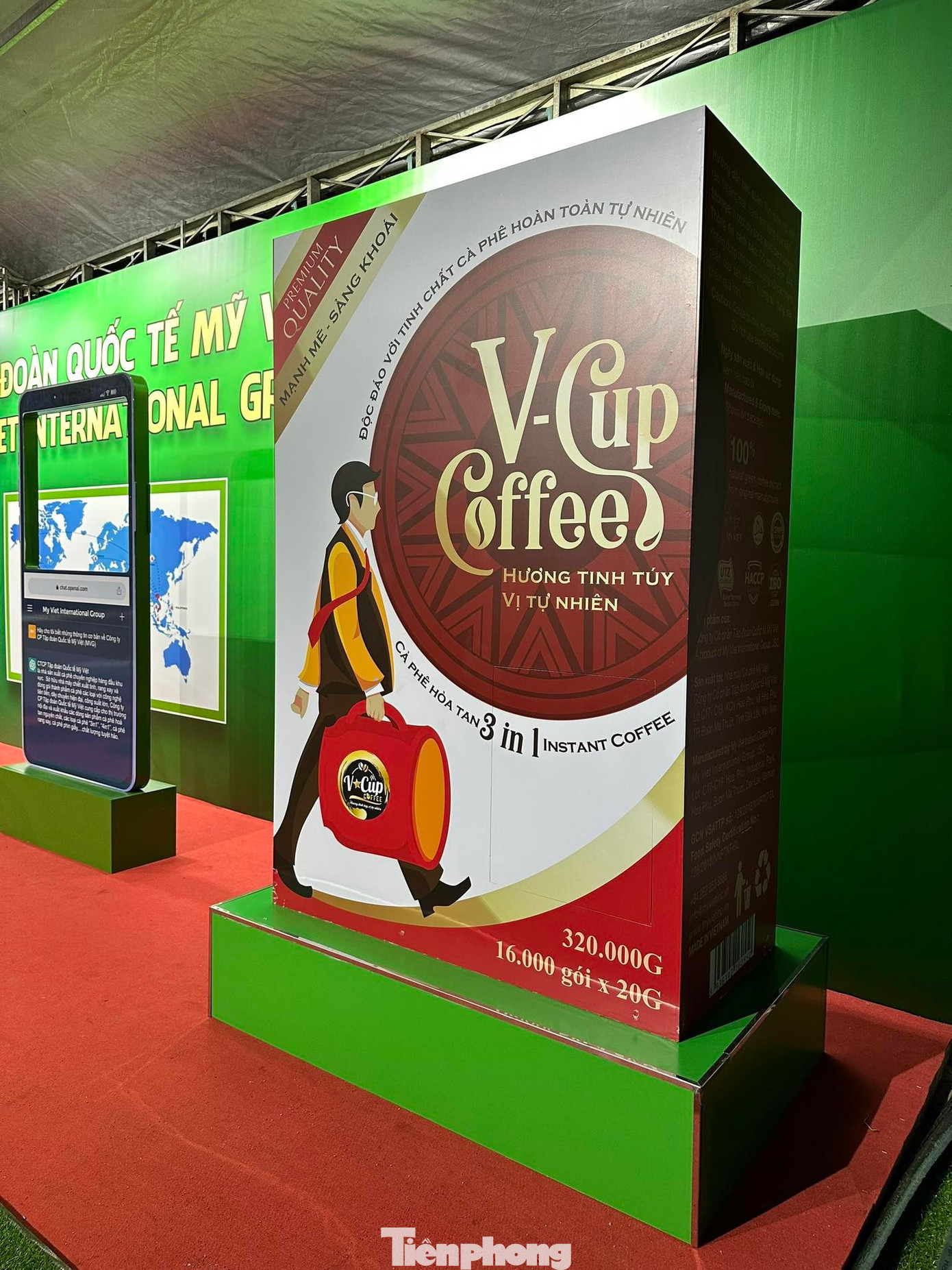 Hộp cà phê hòa tan xác lập kỷ lục lớn nhất Việt Nam.