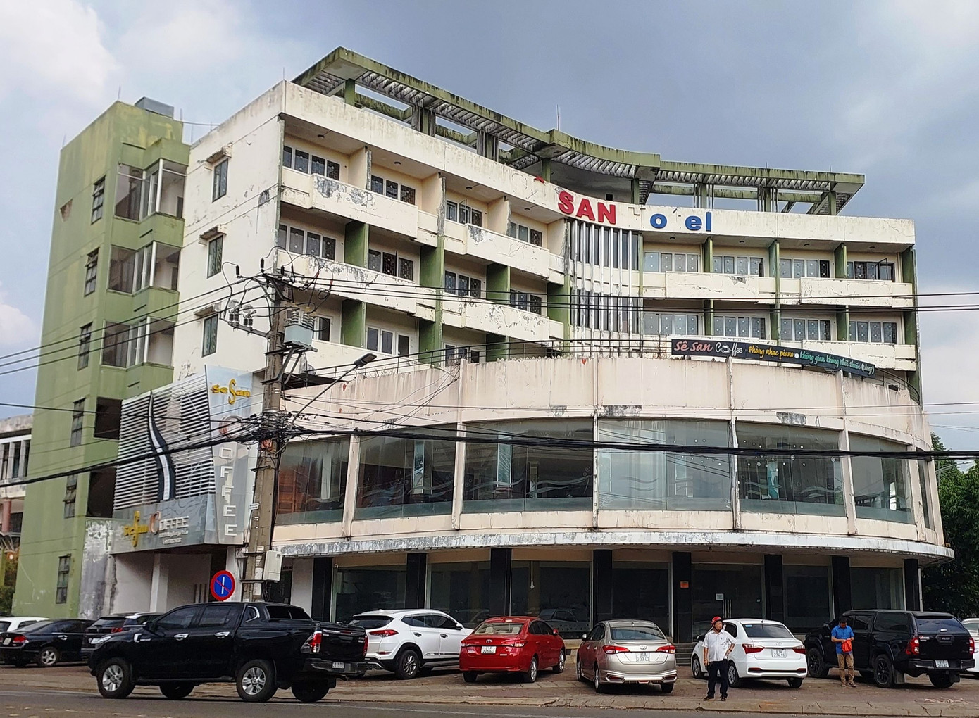 Đây là khu đất “vàng” nằm giữa lòng thành phố, đối diện Bưu điện tỉnh và trụ sở các cơ quan nhà nước của tỉnh Gia Lai. Hiện tỉnh Gia Lai đang điều chỉnh quy hoạch đưa khu đất này, xây dựng dự án “Tòa nhà hỗn hợp khách sạn, Trung tâm thương mại và căn hộ du lịch”.