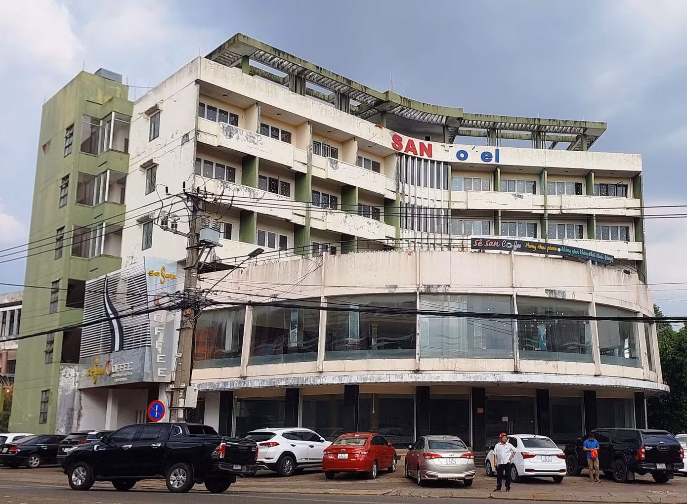 Đây là khu đất “vàng” nằm giữa lòng thành phố, đối diện Bưu điện tỉnh và trụ sở các cơ quan nhà nước của tỉnh Gia Lai. Hiện tỉnh Gia Lai đang điều chỉnh quy hoạch đưa khu đất này, xây dựng dự án “Tòa nhà hỗn hợp khách sạn, Trung tâm thương mại và căn hộ du lịch”.