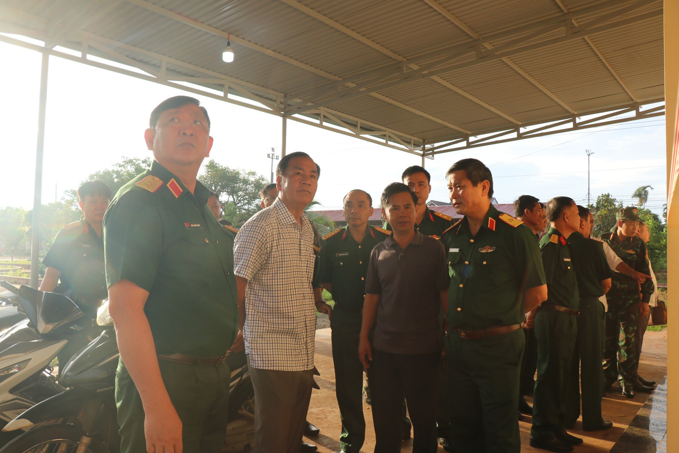 Thượng tướng Huỳnh Chiến Thắng kiểm tra hiện trường tại trụ sở xã Ea Tiêu
