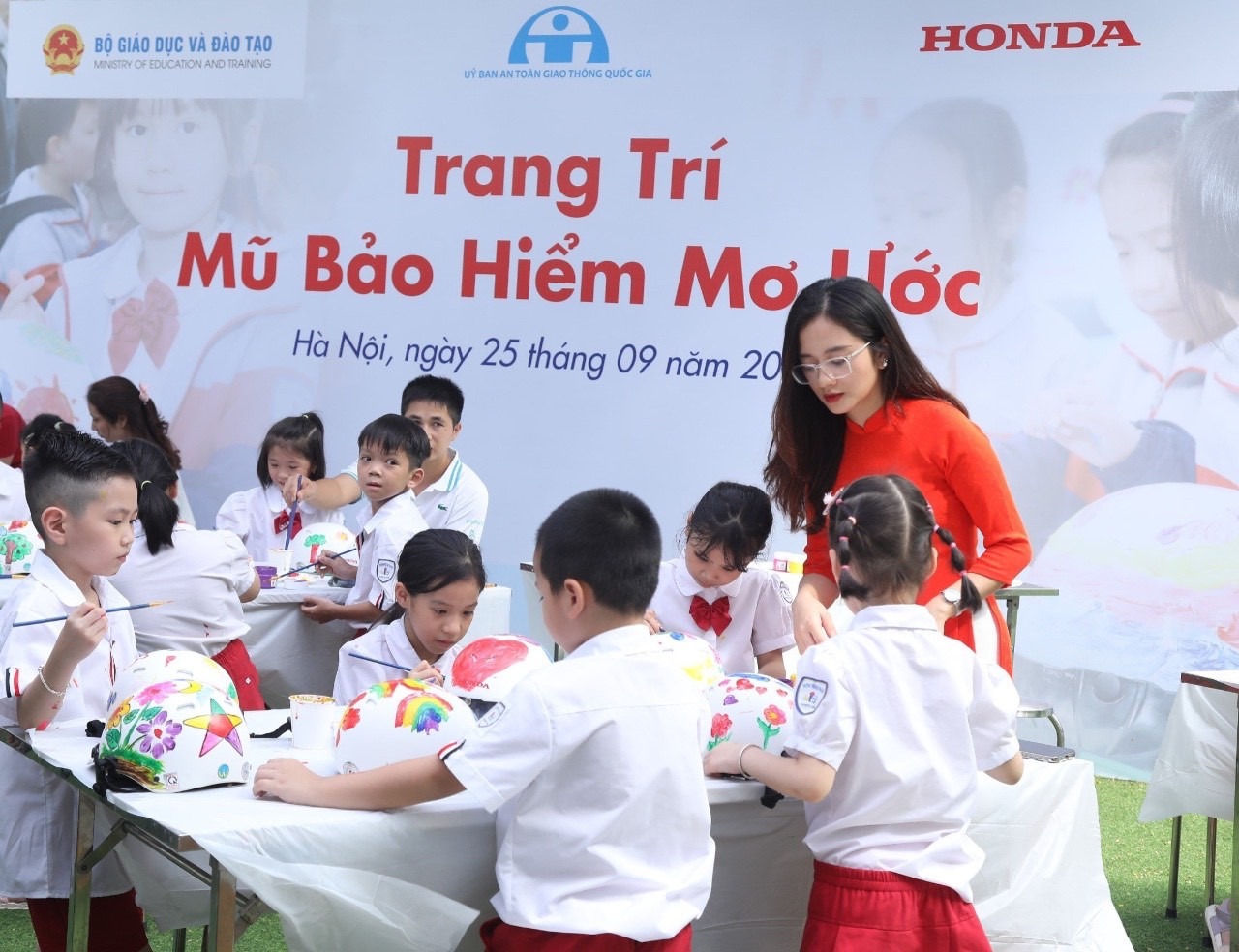 Các em học sinh trang trí mũ bảo hiểm Honda Các em học sinh trang trí mũ bảo hiểm Honda