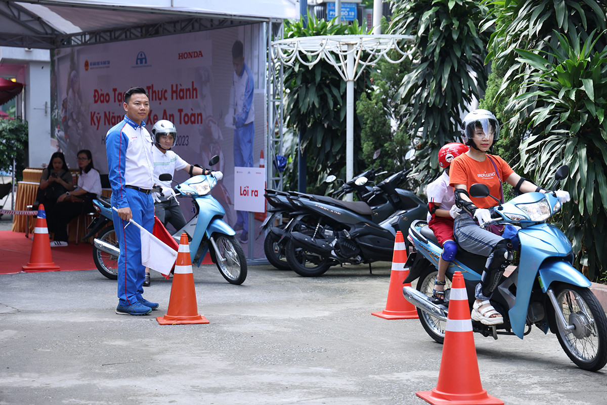 Phụ huynh và học sinh cùng thực hành lái xe an toàn trên sa hình Phụ huynh và học sinh cùng thực hành lái xe an toàn trên sa hình