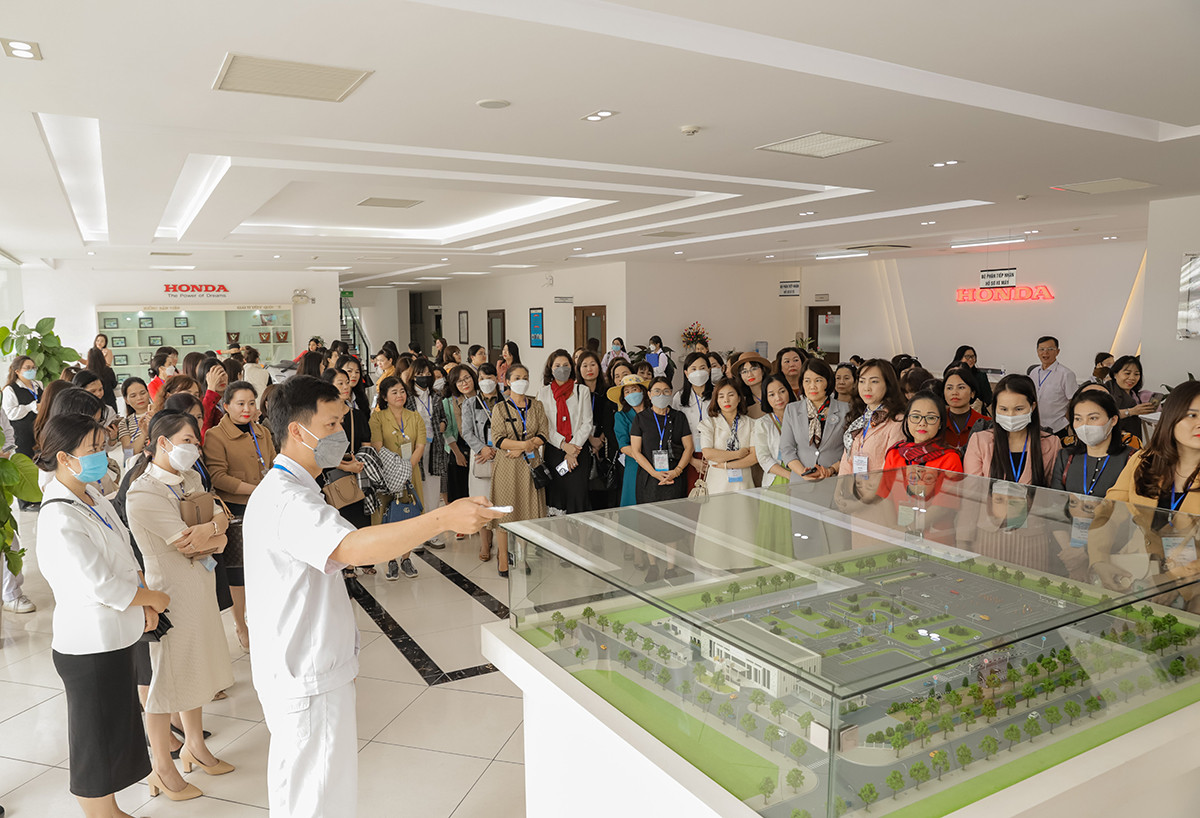 Các vị đại biểu cùng các thầy cô giáo tham quan Trung tâm đào tạo Lái xe an toàn - Công ty Honda Việt Nam