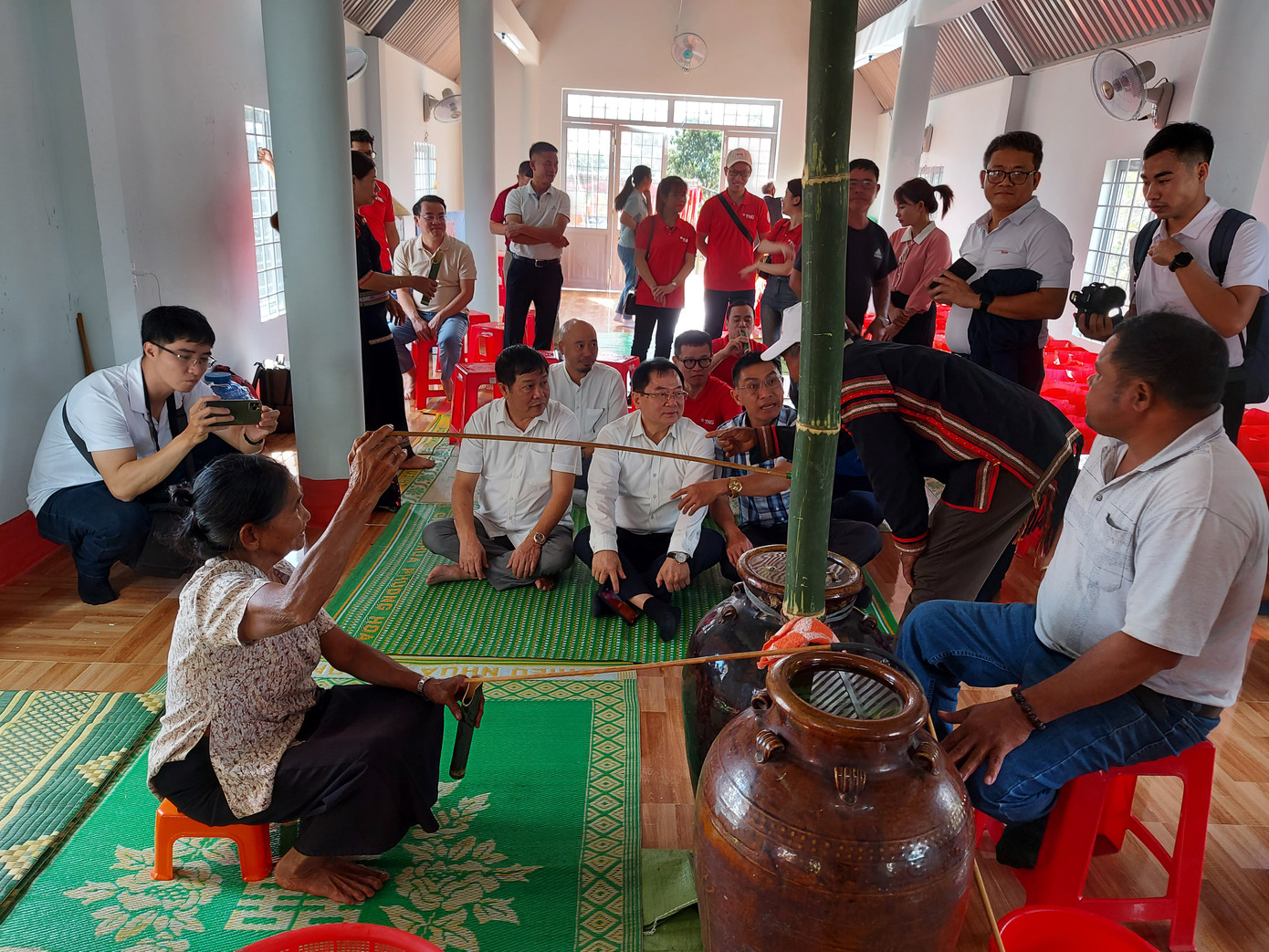 Các vị khách xem nghi thức thưởng rượu cần