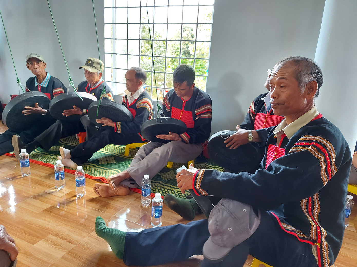 Các già làng gõ cồng chiêng theo nghi lễ