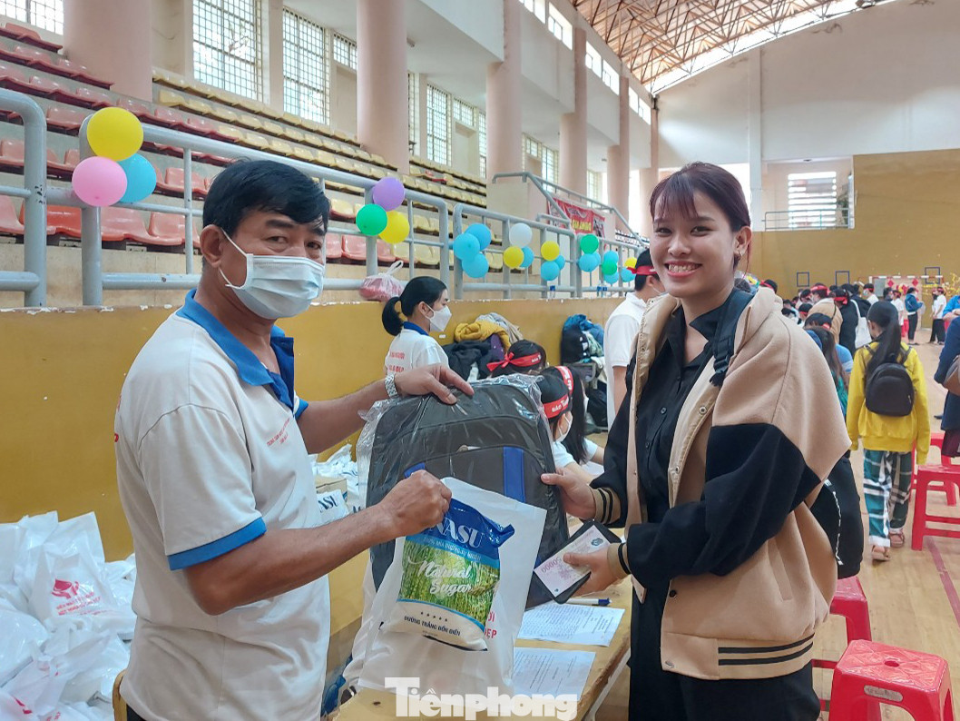 Và nhận quà từ ban tổ chức Và nhận quà từ ban tổ chức