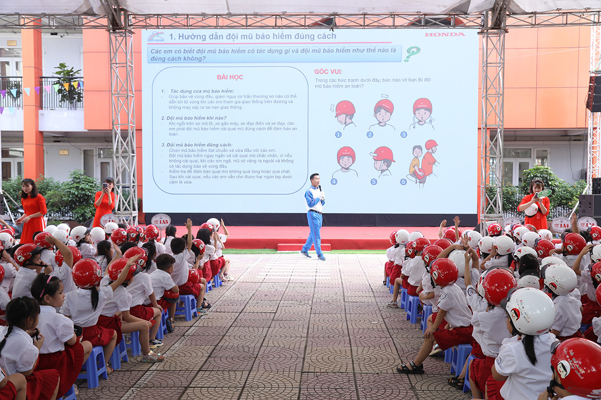 Các em học sinh Trường Tiểu học Phú Đô hào hứng tham gia chương trình Các em học sinh Trường Tiểu học Phú Đô hào hứng tham gia chương trình