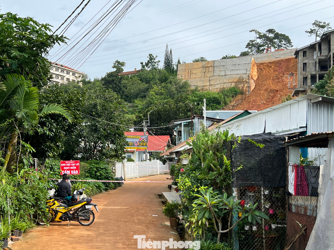 Lối vào hiện trường vụ sạt lở bị phong toả phục vụ điều tra. Ảnh: Tuấn Nguyễn