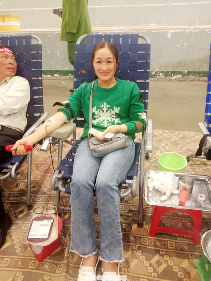 Cô giáo Nguyễn Thị Lành, công tác tại Trường THCS Phan Đình Phùng (xã Quảng Hiệp), vượt 15km đi hiến máu rồi trở về trường dạy học. Tới nay, cô đã hiến khoảng 7 lần.