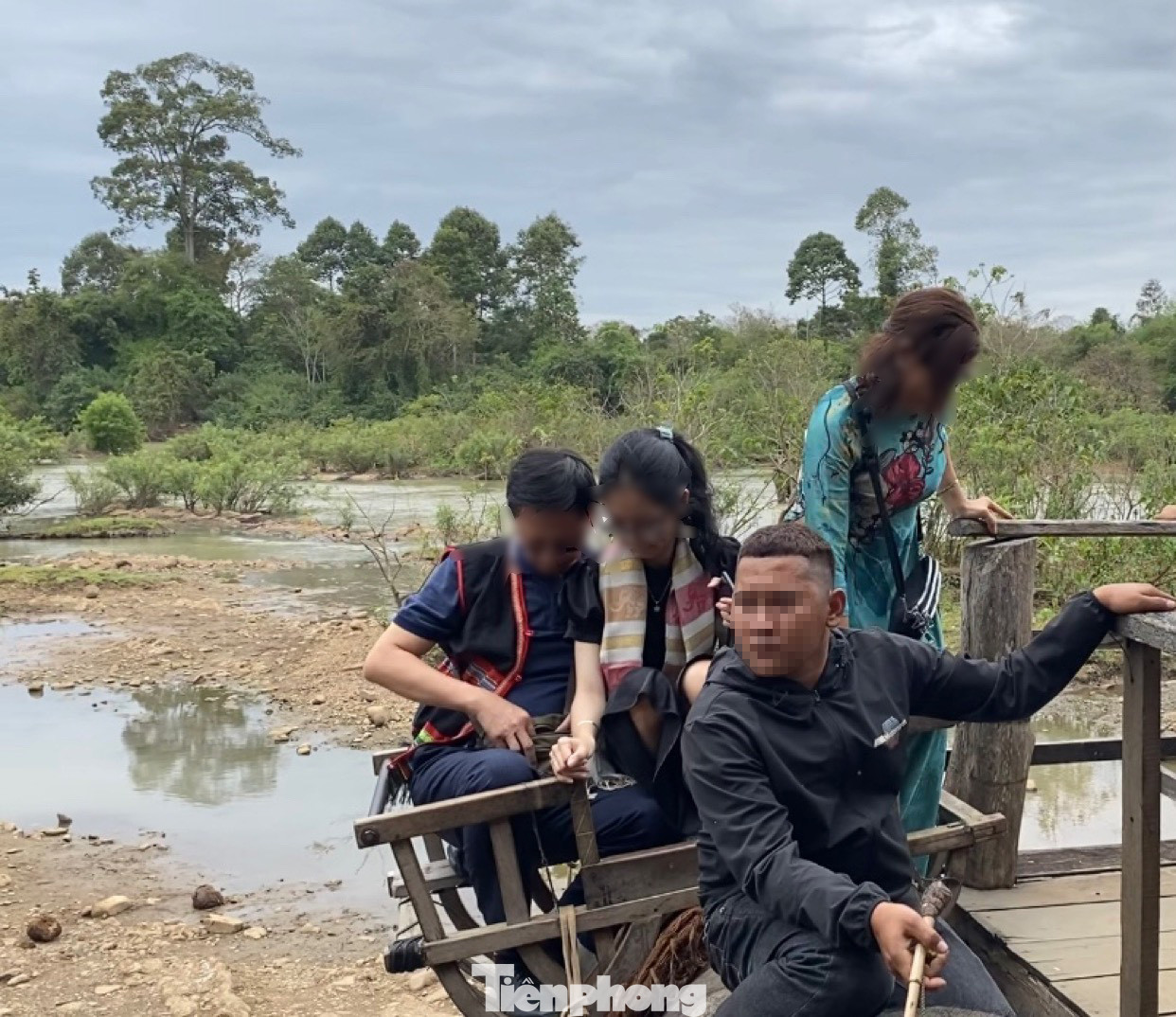 Voi phải chở 3-4 người lớn/lượt Voi phải chở 3-4 người lớn/lượt