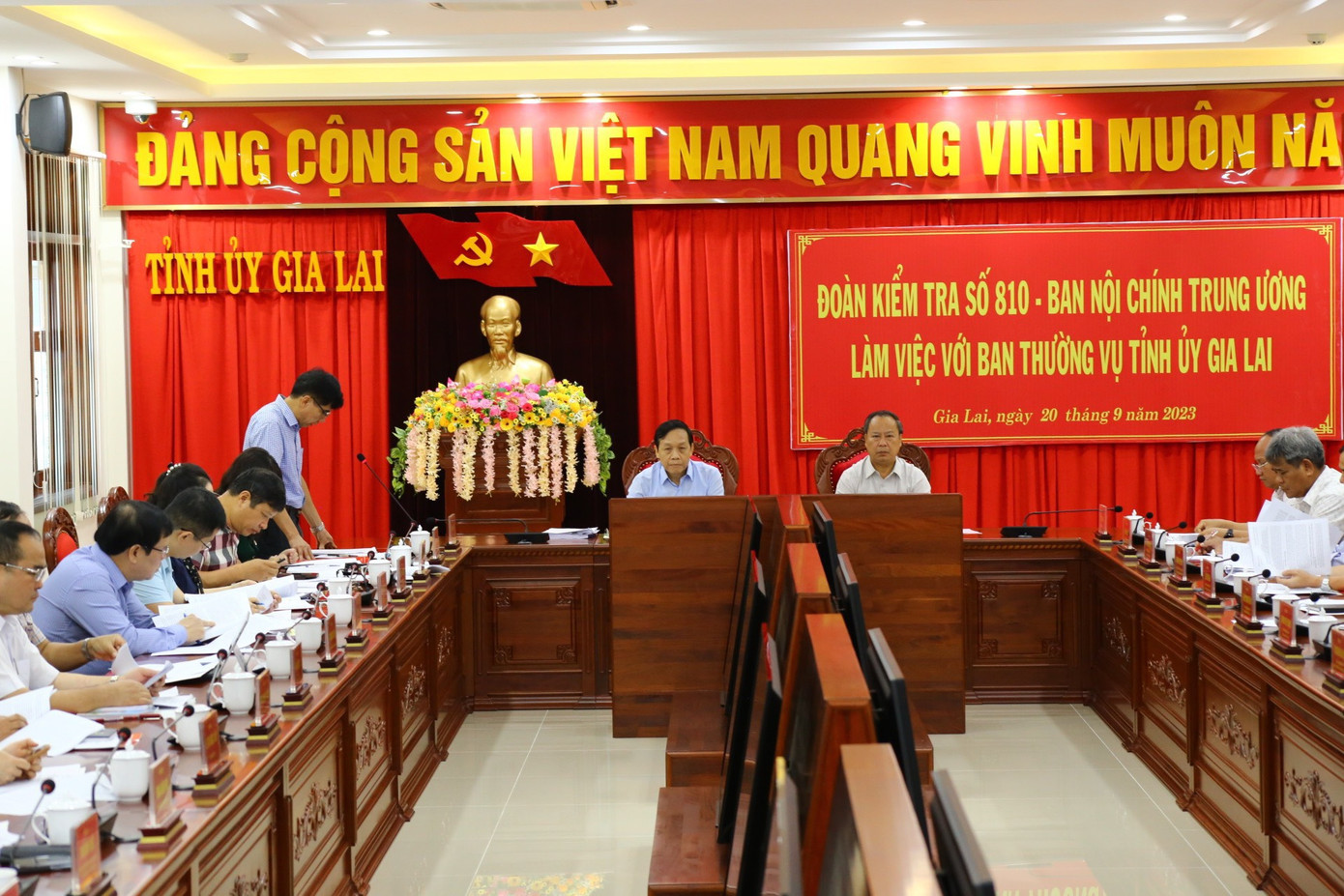Đại diện Đoàn công tác thông qua chương trình làm việc với Ban Thường vụ Tỉnh uỷ Gia Lai Đại diện Đoàn công tác thông qua chương trình làm việc với Ban Thường vụ Tỉnh uỷ Gia Lai