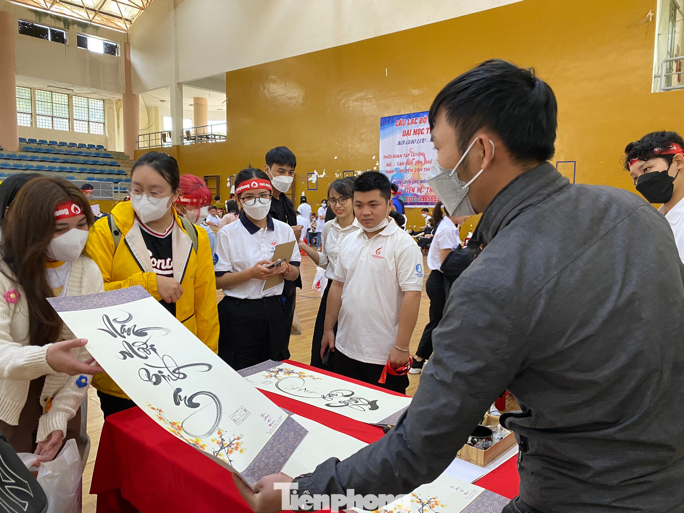 Người hiến máu thích thú khi được tặng chữ thư pháp Người hiến máu thích thú khi được tặng chữ thư pháp