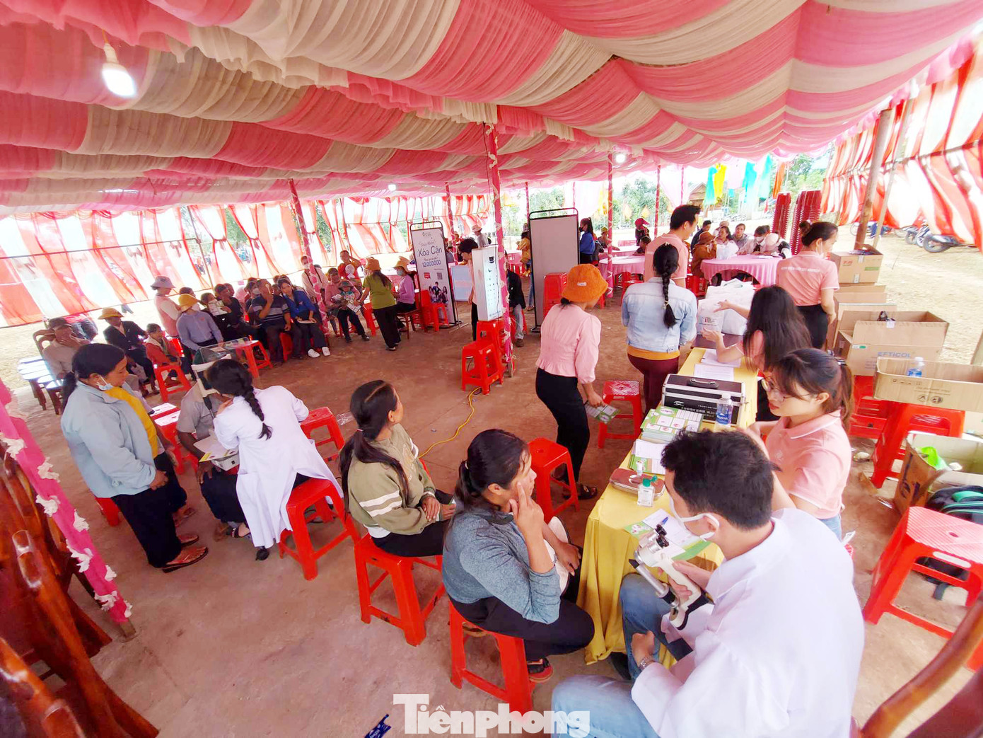 Người dân rất vui vì lâu lắm rồi mới được thăm khám miễn phí thế này