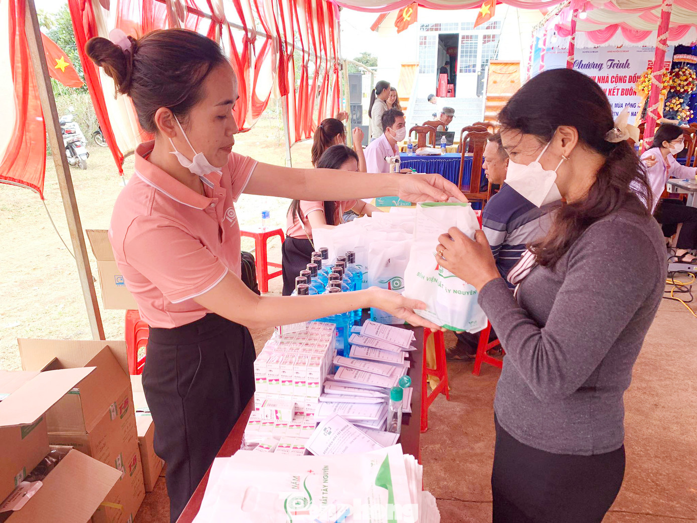 Sau khi khám, người dân còn được Bệnh viện mắt Tây Nguyên tư vấn cách điều trị, bảo vệ mắt; phát thuốc bổ trợ, kèm theo 1 bình nước sát khuẩn răng miệng của Công ty CP Dược - Vật tư Y tế Đắk Lắk (BAMEPHARM) tài trợ cho chương trình.