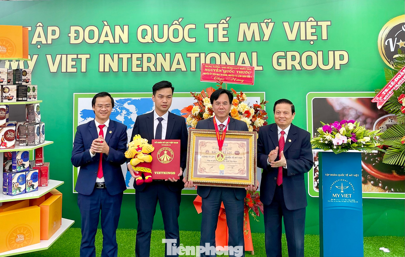 Đại diện Tập đoàn Quốc tế Mỹ Việt nhận Chứng nhận Hộp cà phê hòa tan lớn nhất Việt Nam.