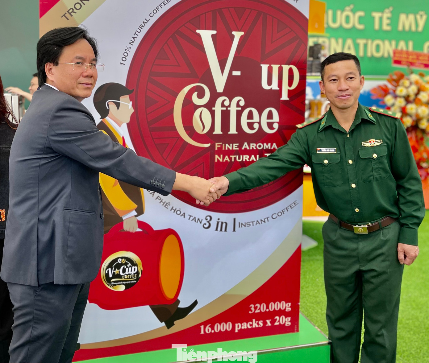 Sau lễ hội, Hộp cà phê hòa tan lớn nhất Việt Nam được trao tặng cho đồn biên phòng Tam Hợp.